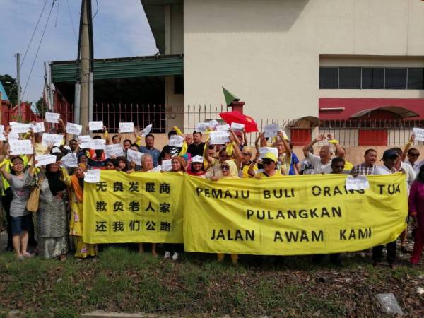 Penduduk mohon DBKL mengkaji semula penutupan jalan utama yang digunakan penduduk.