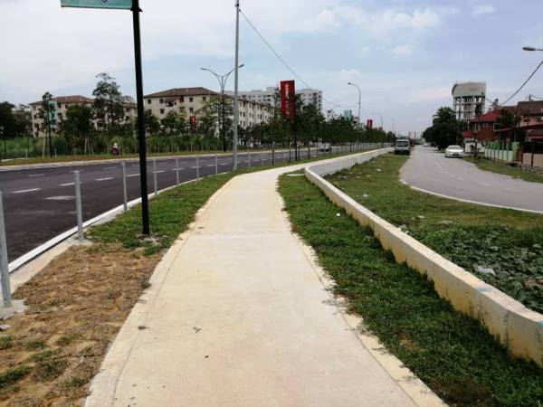 Longkang ditutup dan dijadikan kawasan pejalan kaki.