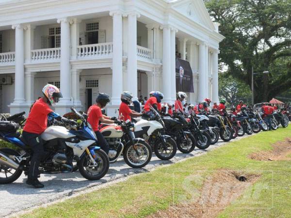 Aksi peserta konvoi Mcobikers yang mengamalkan gaya tunggangan motosikal secara selamat sewaktu berkonvoi ke MCKK, Kuala Kangsar, semalam.