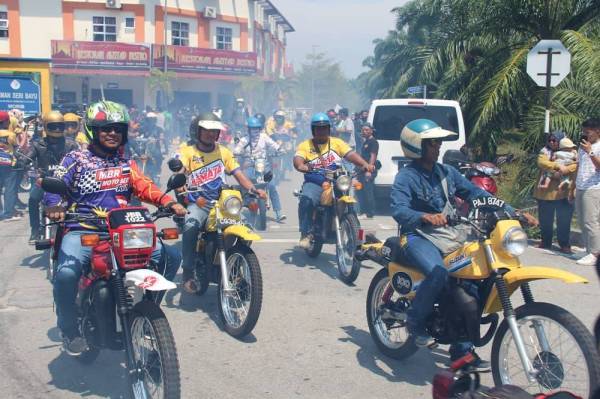 Motosikal scrambler berarak masuk ketika simbolik Majlis Perasmian RGG 2019 Malaysia Book Of Records di Morib, hari ini 