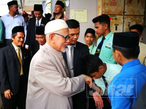 Pelajar SMAASZA mengambil kesempatan untuk bersalaman bersama Abdul Hadi.