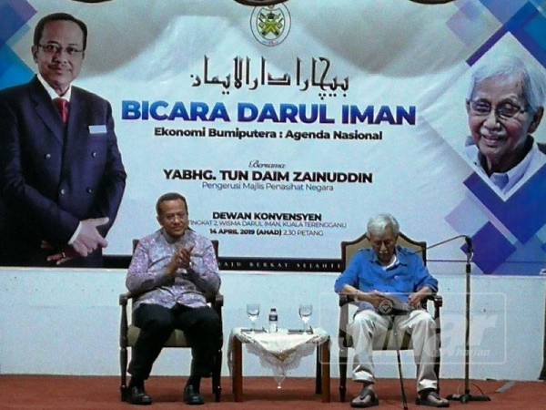 Tun Daim (kanan) bersama Menteri Besar Terengganu, Dr Ahmad Samsuri Mokhtar pada program Bicara Darul Iman di Wisma Darul Iman, hari ini.