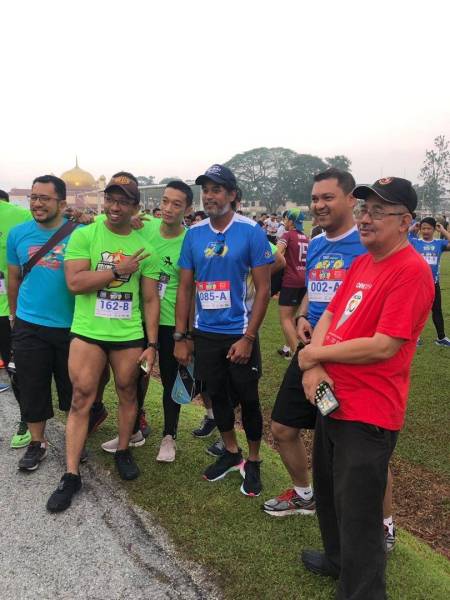 Para peserta Bungwak Run 2019 mengambil kesempatan bergambar dengan Khairy Jamaluddin (tiga dari kanan) di Kuala Kangsar, hari ini.