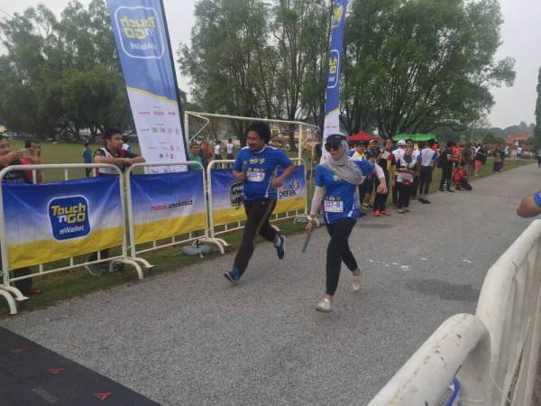 Nurul Izzah (kanan) turut tidak ketinggalan menyertai larian Bungwalk 2019 di Kuala Kangsar, hari ini.