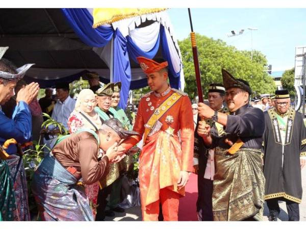 Pemangku Raja Pahang, Tengku Hassanal Ibrahim Alam Shah Al-Sultan Abdullah Ri'ayatuddin Al-Mustafa Billah Shah bersalaman dengan barisan kepimpinan negeri sempena Istiadat Pembukaan dan Mesyuarat Pertama Penggal Kedua Dewan Negeri Pahang Ke-14 di Wisma Sri Pahang, hari ini.