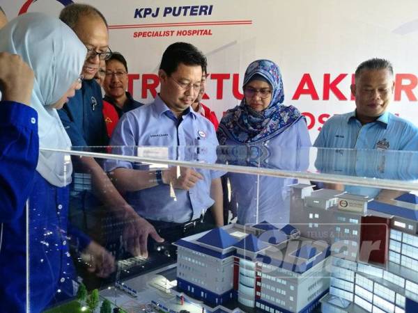Datuk Kamaruzzaman Abu Kassim (tengah) mendengar penerangan Aminudin (dua,kiri) berkaitan bangunan tambahan KPJ Puteri yang dijangka siap hujung tahun ini pada Majlis Peletakan Struktur Akhir Projek Bangunan KPJ Puteri, di sini, hari ini.
