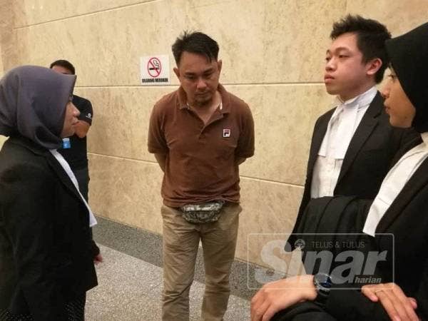 Barisan peguam berbincang mengenai keputusan di Mahkamah Rayuan Putrajaya, hari ini.