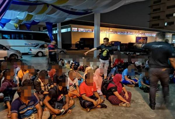Warga asing yang ditahan untuk pemeriksaan dalam Ops Nyah di Taman Equine Seri Kembangan.