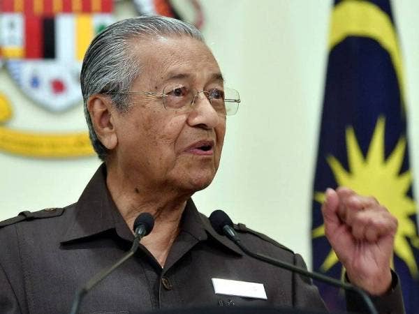 Perdana Menteri Tun Dr Mahathir Mohamad pada sidang media berkaitan projek Laluan Rel Pantai Timur (ECRL) di Bangunan Perdana Putra hari ini. Foto: Bernama