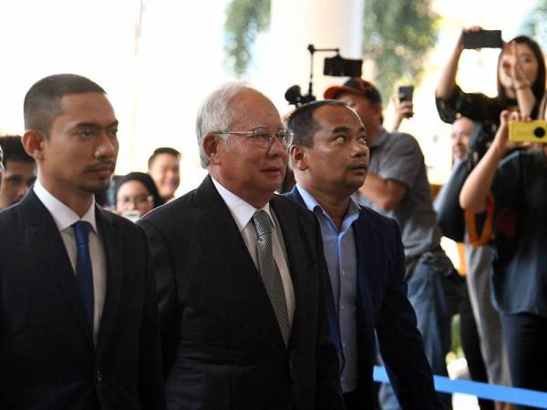 Bekas Perdana Menteri Datuk Seri Najib Tun Razak (dua, kiri) tiba di Kompleks Mahkamah Kuala Lumpur hari ini pada hari kedua perbicaraan berhubung kes penyelewengan dana SRC International Sdn Bhd yang dihadapinya. - Foto Bernama
