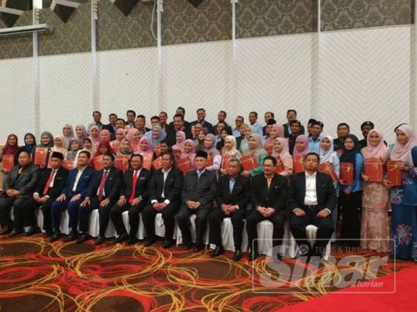 
Amirudin bergambar bersama penerima anugerah pada Majlis Anugerah Perkhidmatan Cemerlang (APC) 2018 dan Anugerah Jasamu Dikenang (AJD) 2019 Pentadbiran Setiausaha Kerajaan Selangor yang berlangsung di Dewan Jubli Perak Sultan Abdul Aziz hari ini.