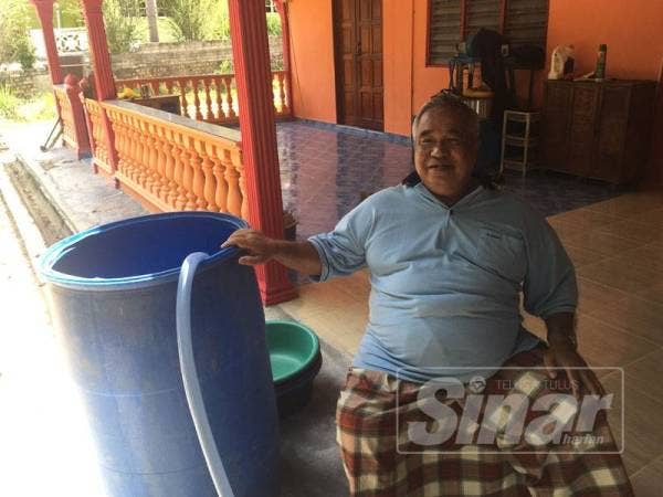 Badaruddin menunjukkan tong tadahan air yang dicuri mereka tidak bertanggungjawab.