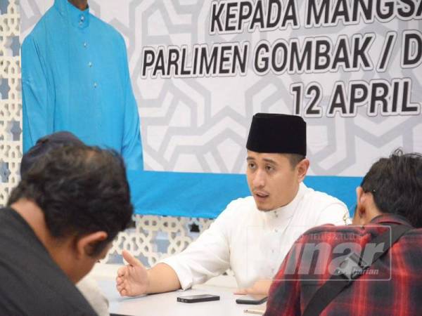 Hilman menjelaskan mengenai isu yang melanda penduduk di Taman Mutiara Gombak 2.