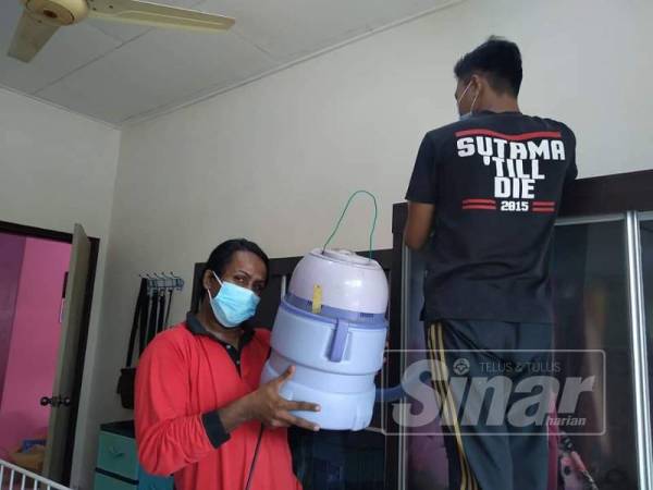 Bermula dari minat mengemas kini Omar (kiri) menjadikan ia sebagai kerjaya.