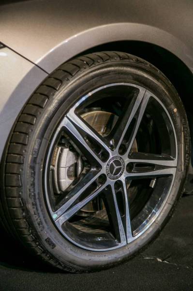 Kemasan rim 18-inci aloi rekaan AMG.