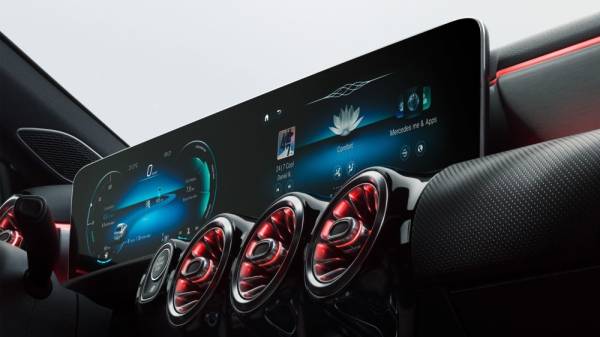 




MBUX dilengkapi dengan arahan suara, Apple Car Play dan Android Auto.
