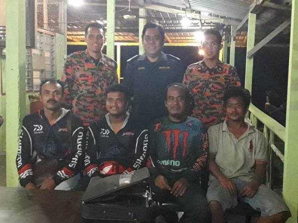 Empat pemacing (duduk) yang hilang sejak semalam selepas bot dinaiki mengalami kerosakan pulang dengan selamat.