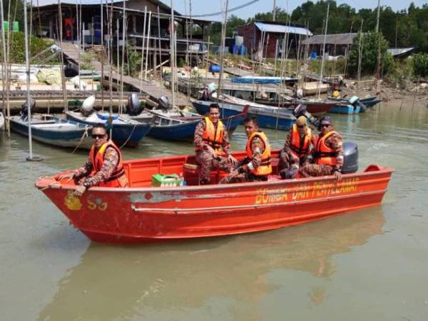 Anggota bomba dan penyelamat yang terlibat dalam operasi pencarian semalam.