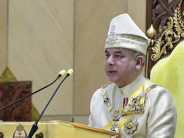 Sultan Perak Sultan Nazrin Shah bertitah ketika Istiadat Pembukaan Rasmi Mesyuarat Pertama, Penggal Kedua Dewan Undangan Negeri Perak ke-14 di Bangunan Perak Darul Ridzuan hari ini. Baginda bertitah agar kerajaan segera merangka langkah-langkah strategik untuk menangani peningkatan kos bahan makanan.- Foto Bernama