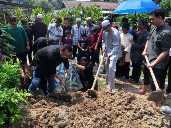 Jenazah Nooraini Ahmad, 65, dikebumikan di Tanah Perkuburan Islam Masjid Cherok Tokk Kun Bawah hari ini. Allahyarhamah yang merupakan isteri kepada Marzhuki Ibrahim, adik kepada Presiden PKR Datuk Seri Anwar Ibrahim, meninggal dunia di Medan, Indonesia semalam ekoran komplikasi kesihatan sebelum dibawa ke sini untuk urusan pengebumian. - Foto Bernama
