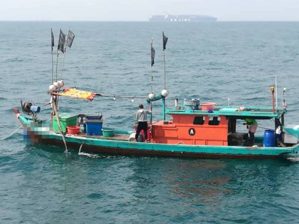 PPM berjaya mengesan sebuah bot kelas A menerusi Ops Gelora dengan membawa tangkapan tiga nelayan warga Indonesia, di perairan Pulau Ketam.