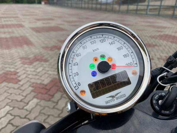 Meter V9 Roamer nampak ringkas dengan gabungan analog untuk kelajuan dan LCD digital.