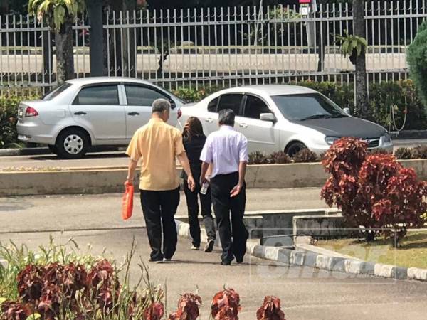 Tiga wakil syarikat pengeluar telur ayam bertindak melarikan diri sebaik keluar dari pintu kamar Mahkamah Sesyen Ayer Keroh di sini, hari ini selepas kesemua mereka yang mewakili syarikat masing-masing dituduh mencatut dalam penjualan telur ayam gred A, pada hujung 2018 dan bulan lalu.