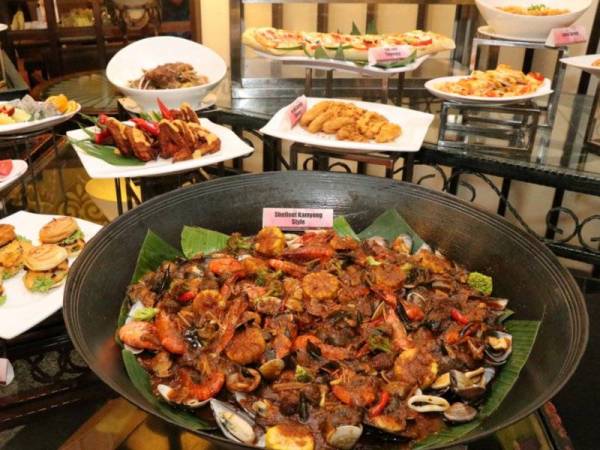 Menu ‘viral’ seperti burger cheese meleleh, char kuey teow keju, shellout kamyong style, kepak ayam goreng pedas dengan Keju dan roti john titiwangsa turut disediakan.