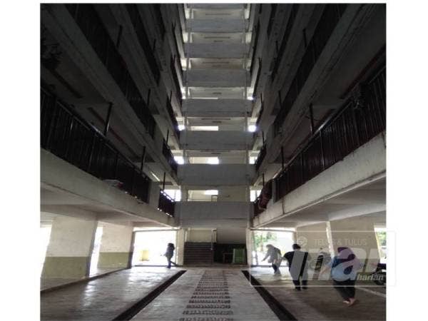 Jiran mangsa, Siti menunjukkan lokasi mangsa terjatuh.