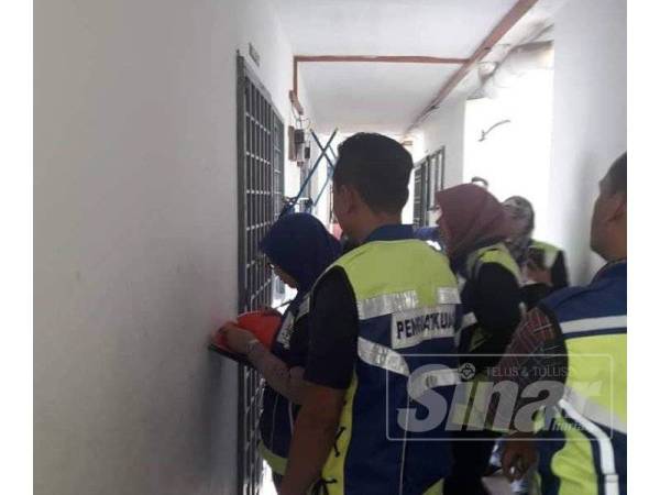 Penguatkuasa melakukan proses menyita rumah tertunggak bayaran sewanya di Flat Tasek 64, Bandar Seri Alam, Pasir Gudang, Johor, semalam.