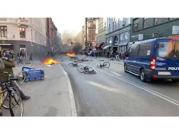 Penunjuk perasaan bertindak membakar basikal dan tong sampah sebagai tanda protes