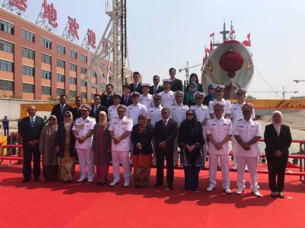 Gambar isteri Menteri Pertahanan, Normah Alwi merasmikan LMS Keris iaitu kapal pertama LMS untuk TLDM di Wuhan, China.