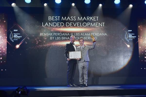 Pengarah Eksekutif LBS, Datuk Seri Barry Lim (kanan), menerima anugerah Pembangunan Bertanah Terbaik bagi Pasaran Massa pada Anugerah Hartanah PropertyGuru Asia di Kuala Lumpur, baru-baru ini.