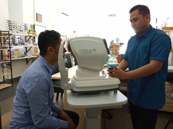 Sebagai pakar optometri, Mohd Syuri (kanan) akan pastikan setiap pelanggan mendapat nasihat kesihatan mata yang terbaik.