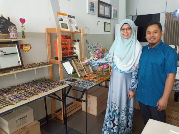 Mohd Syuri dan isteri mahu memberikan perkhidmatan terbaik kepada setiap pelanggannya.