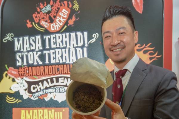 
Vuitton menunjukkan produk terbaharu Daebak Ghost Pepper Spicy Chicken.