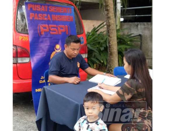 Bomba membuka kaunter Sehenti Pasca Insiden di lokasi kejadian bagi memudahkan mangsa membuat laporan.