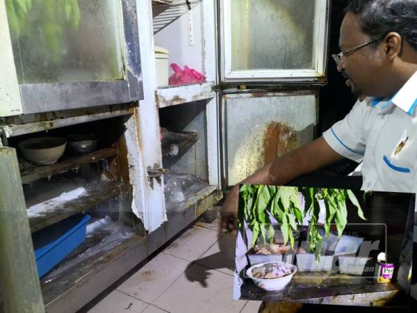 Veerapan melihat keadaan peti penyimpanan makanan di sebuah restoran di Rasah. (Makanan yang disimpan di dalam peti penyimpanan makanan yang berlumut.)