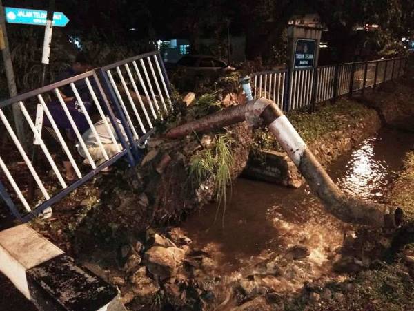 Paip air utama yang patah dihempap pokok tumbang awal pagi tadi