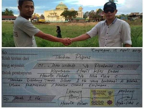 Hendrik (kiri) bersalaman dengan bapa saudaranya Abdul Aziz berlatar belakangkan tanah seluas dua ekar.