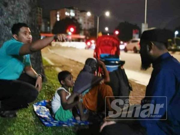 Skuad Saidina Umar Zakat Selangor ketika meninjau keadaan keluarga yang tinggal di bawah jejambat Pandah Indah di sini. - Foto: FB Lembaga Zakat Selangor