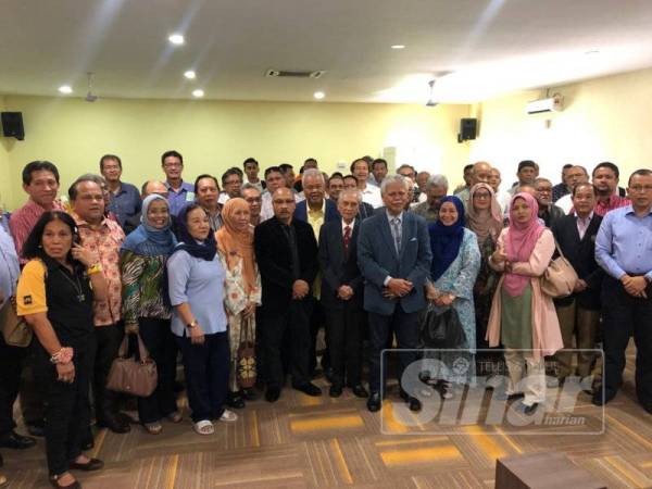 Antara ahli dan penonton yang hadir mengikuti forum tersebut.