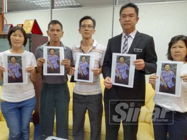 Kok Seong (dua,kanan) bersama anak Soh Sian ketika sidang media di pejabatnya, hari ini.