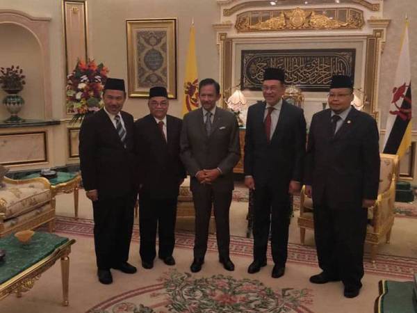 Anwar Ibrahim (dua dari kanan) bertemu Sultan Brunei Darussalam, Sultan Hassanal Bolkiah (tengah) di Istana Nurul Iman, Bandar Seri Begawan semalam. Foto: Twitter Anwar