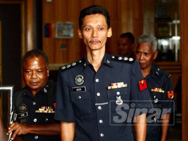 Azizie (tengah), Mat Ten (kanan) dan Yusof Islam keluar dari Dewan Gemilang selepas selesai memberi keterangan kepada RCI. - Foto: ZAHID IZZANI