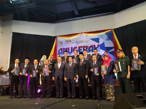 Aminuddin bergambar bersama warga pendidik dan pelajar sempena majlis Anugerah Akademik Terbilang 2019 di sebuah hotel di sini hari ini.