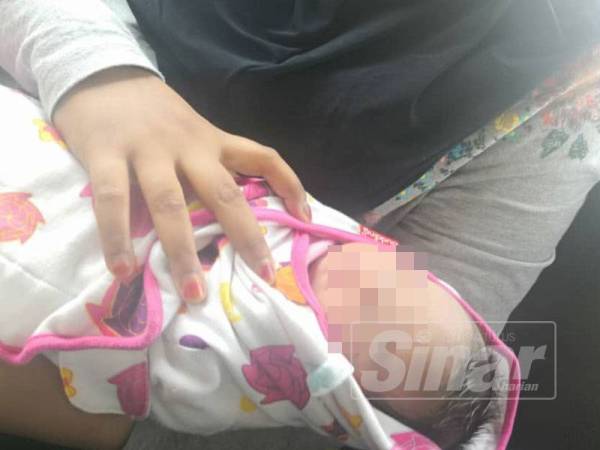 Bayi masih bertali pusat ditinggalkan di rumah seorang penduduk di Taman Desa Kundang, pagi tadi.