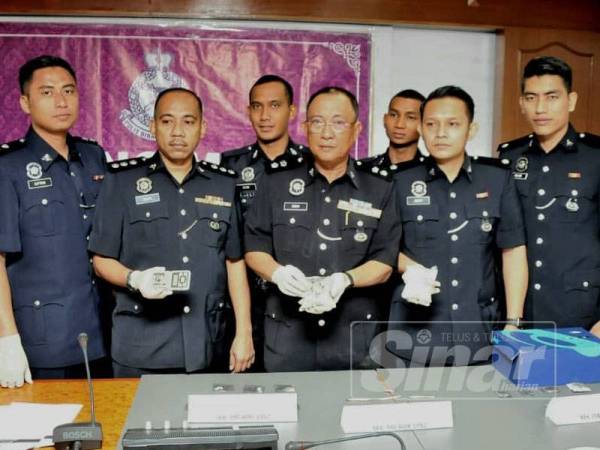 Omar Bakhtiar (tengah) menunjukkan dadah yang dirampas