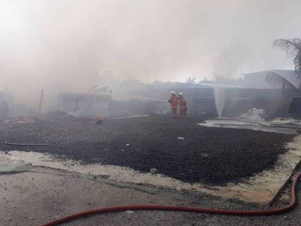 Anggota bomba memadamkan kebakaran.