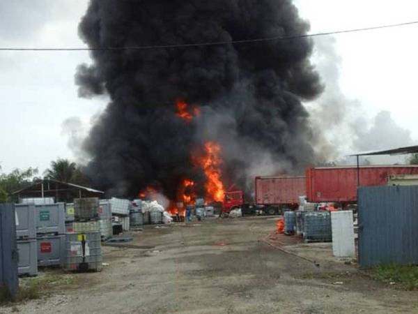 Stor simpanan bahan berjadual di Port Dickson terbakar.